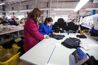 從制衣到“制罩” 服裝大姐轉型記